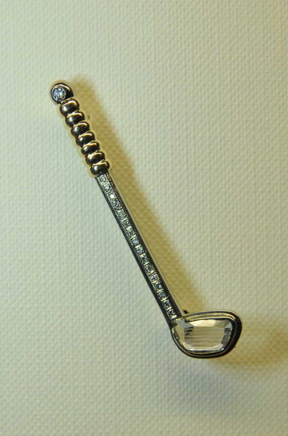 Wykonana na zamówienie broszka w kształcie kija golfowego