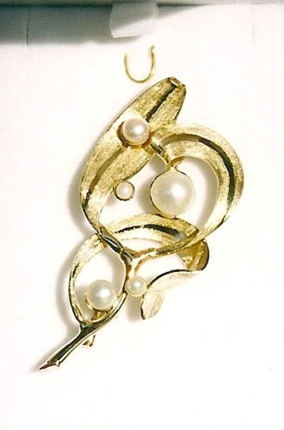 Złota broszka w kształcie jemioły