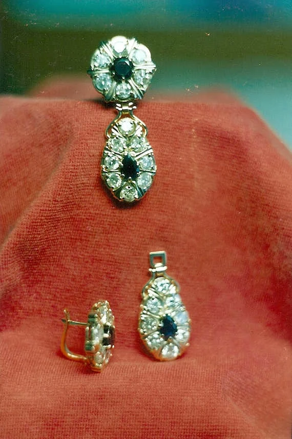 Kolczyki kompaktowe z dwóch oddzielnych elementów