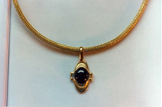 Złota kolia po zdjęciu elementów ozdobnych