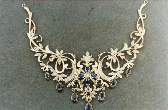 Złota kolia w stylu florystycznym