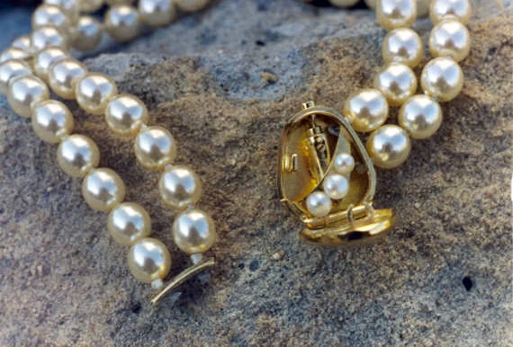 Otwarte złote zapięcie naszyjnika z pereł