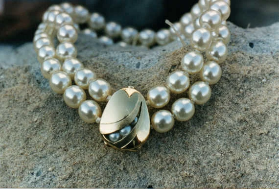 Naszyjnik pereł z złotym zapięciem