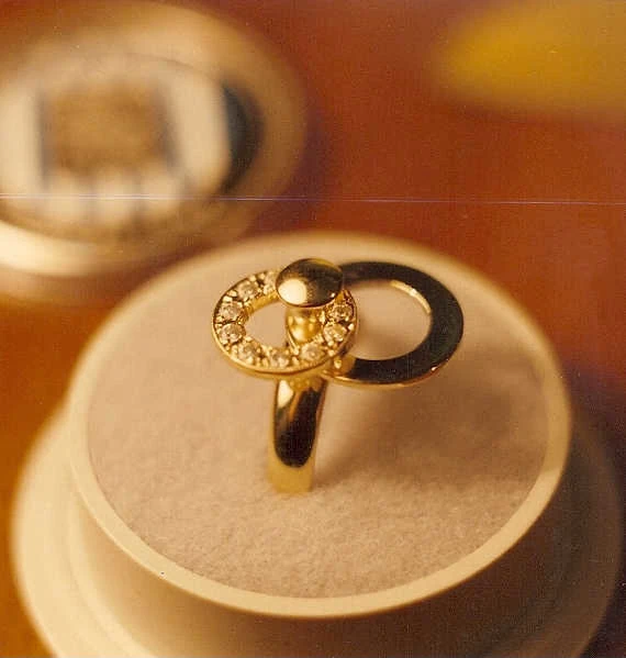 Pierścionek z obracającymi się obręczami