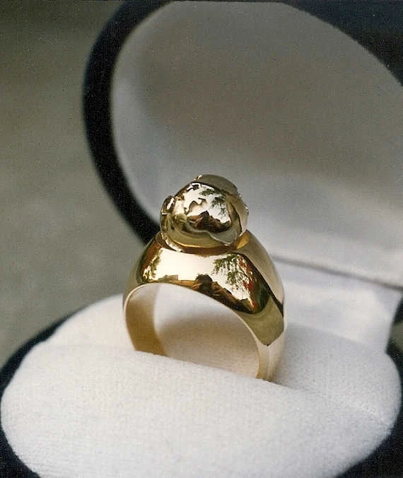 Pierścionek z kulą ziemską