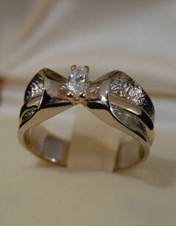 Ręcznie wykonany pierścionek z diamentem