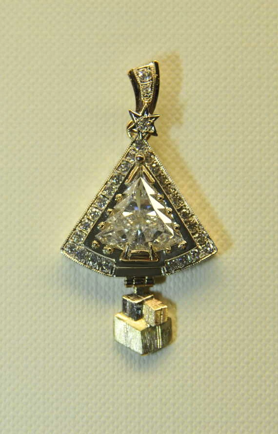 Złoty wisior w kształcie choinki