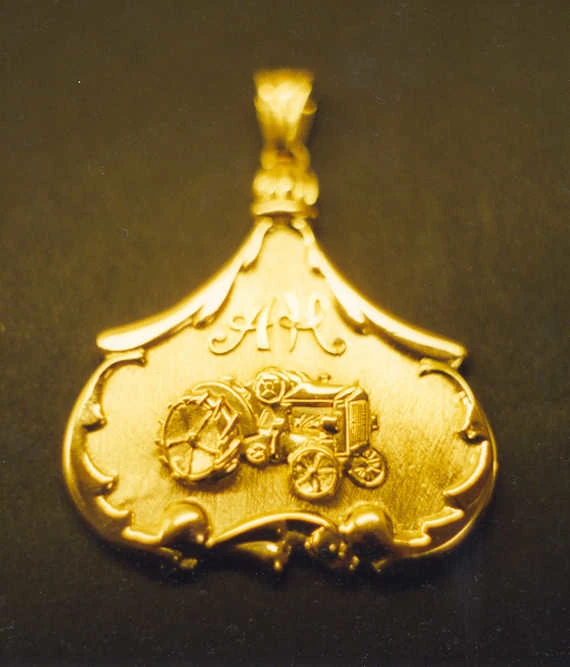 Wisior o motywie motoryzacji