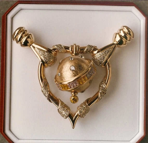 Złoty wisior w formie globu