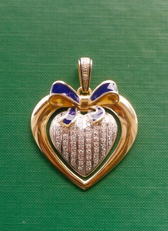 Złoty wisiorek w kształcie serca