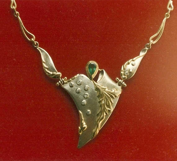 Złota kolia wysadzana kamieniami