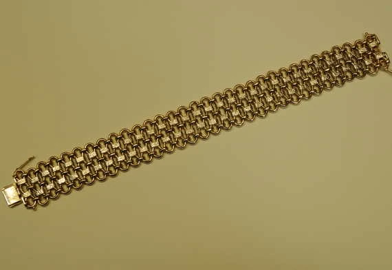 Złota bransoleta w pełnej okazałości