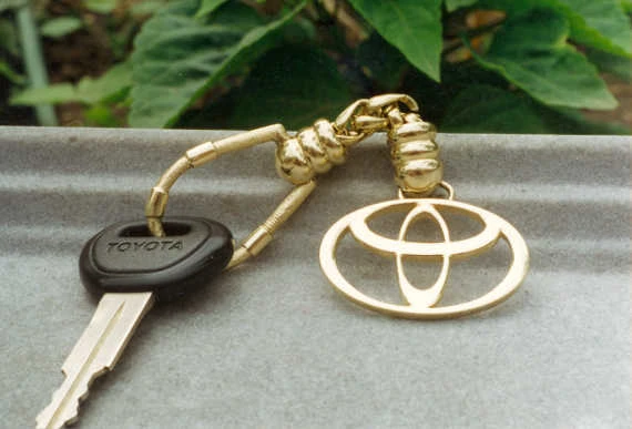 Ręcznie wykonany złoty brelok do klucza