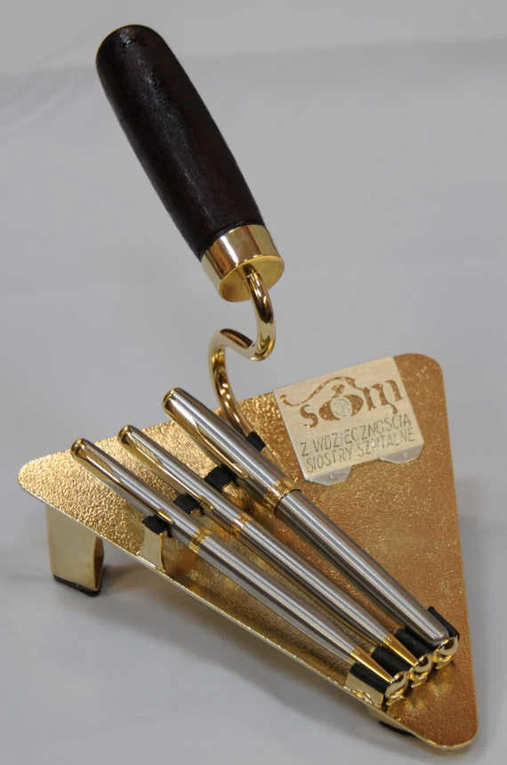 Statuetka z podziękowaniem w kształcie kielni