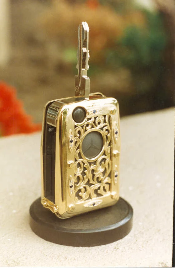 Ręcznie wykonane złote puzderko na klucz samochodowy