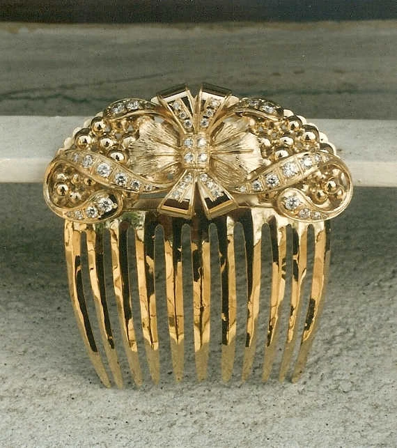 Złoty grzebień do włosów