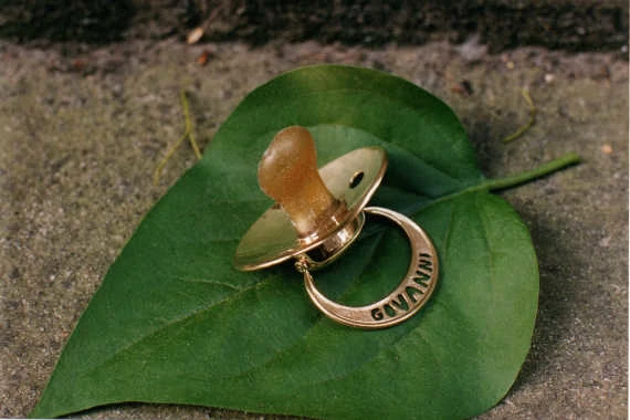 Smoczek dla dziecka z imieniem wykonany ze złota