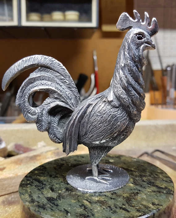 Srebrna statuetka w formie koguta
