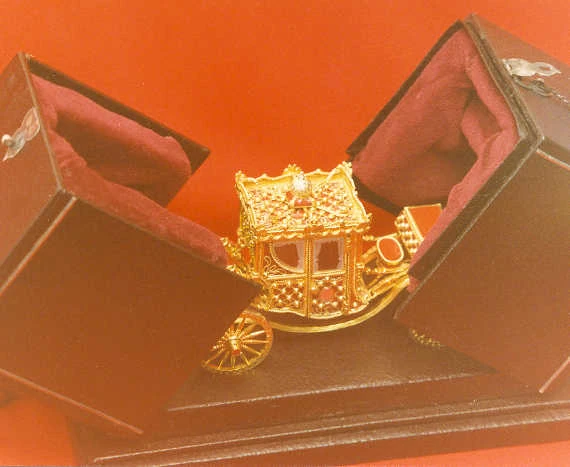 Kareta na wzór Fabergé w pudełku