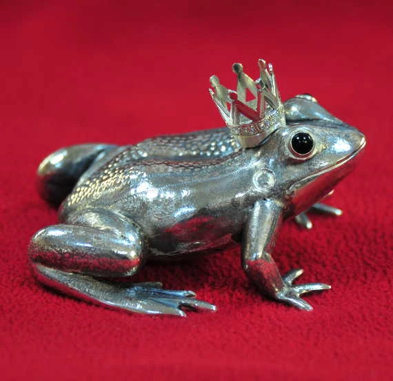 Statuetka żabki ze srebra z innej strony
