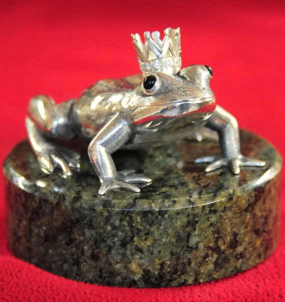 Srebrna statuetka w formie żabki