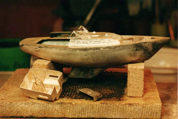 Statuetka o motywie jachtu fińskiego wykonana ze srebra