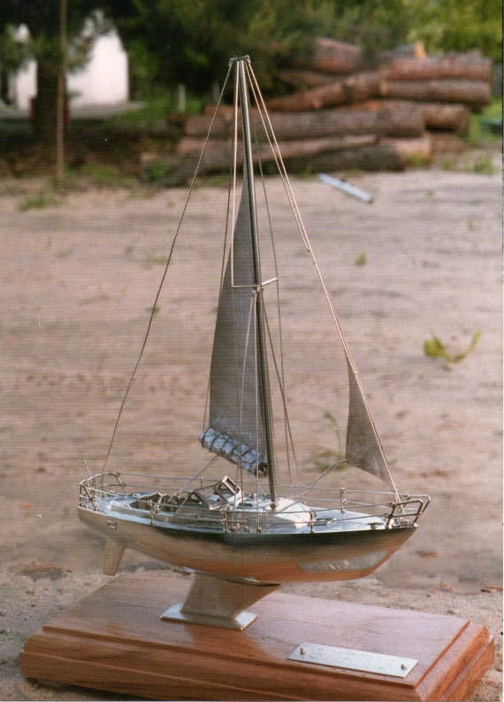 Wykonany ze srebra model żaglówki