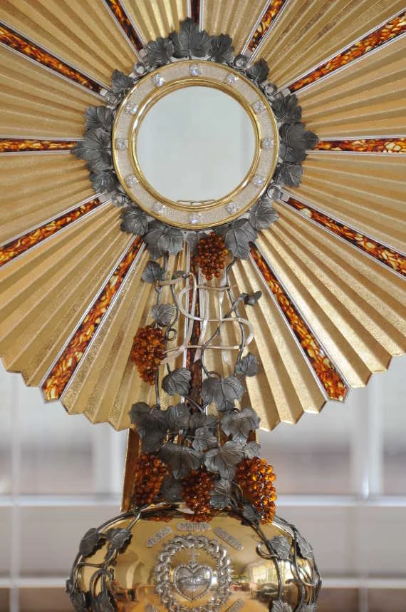 Złota monstrancja o motywie winorośli