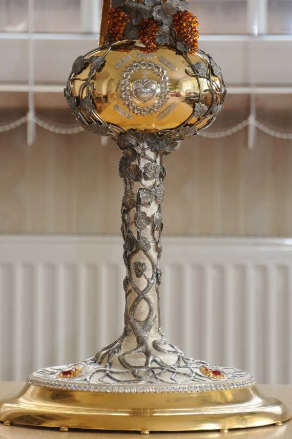 Monstrancja zdobiona bursztynami